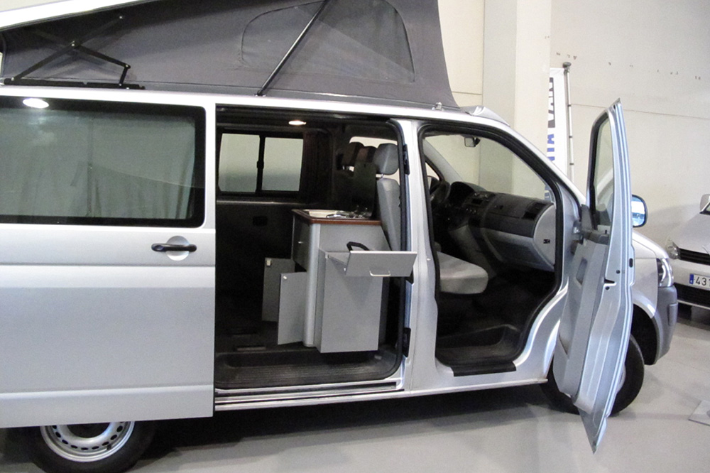 Una cama y una cocina en una caja: así son los nuevos módulos multiuso para  tu furgoneta Volkswagen