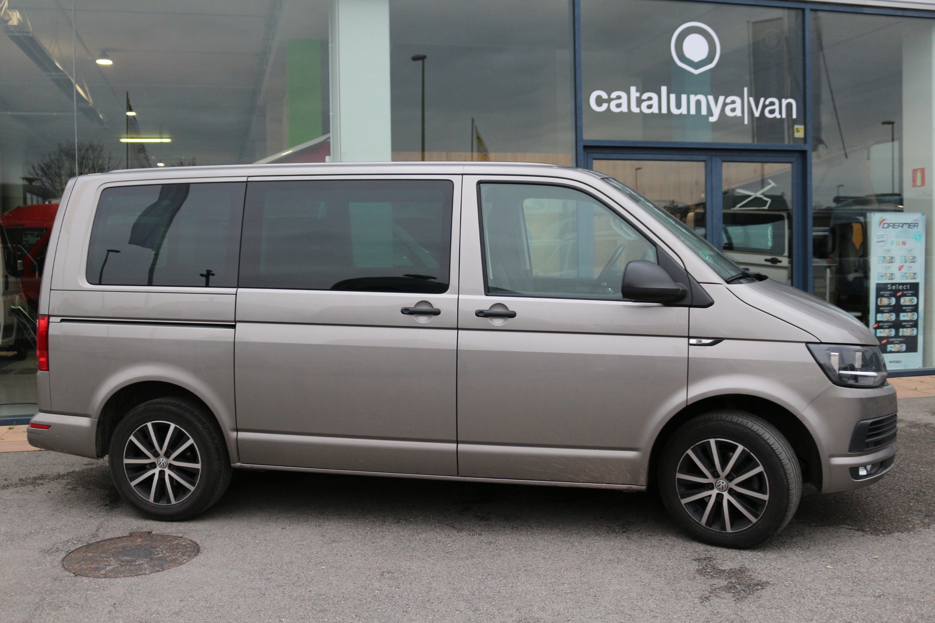 1140 MULTIVAN PLATA BEIGE 4 Catalunya Van