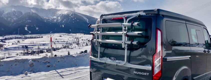 Camper Westfalia Nugget a la neu per anar a esquiar