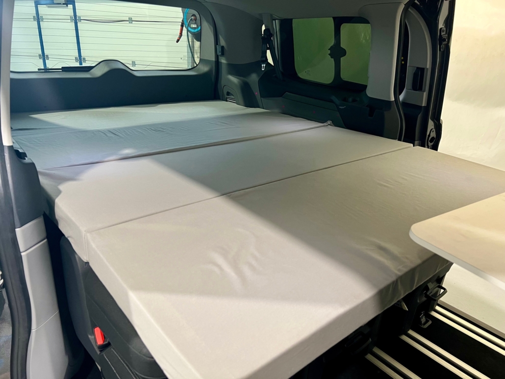 CAMPER FORD CUSTOM TITANIUM CAT VAN VIC